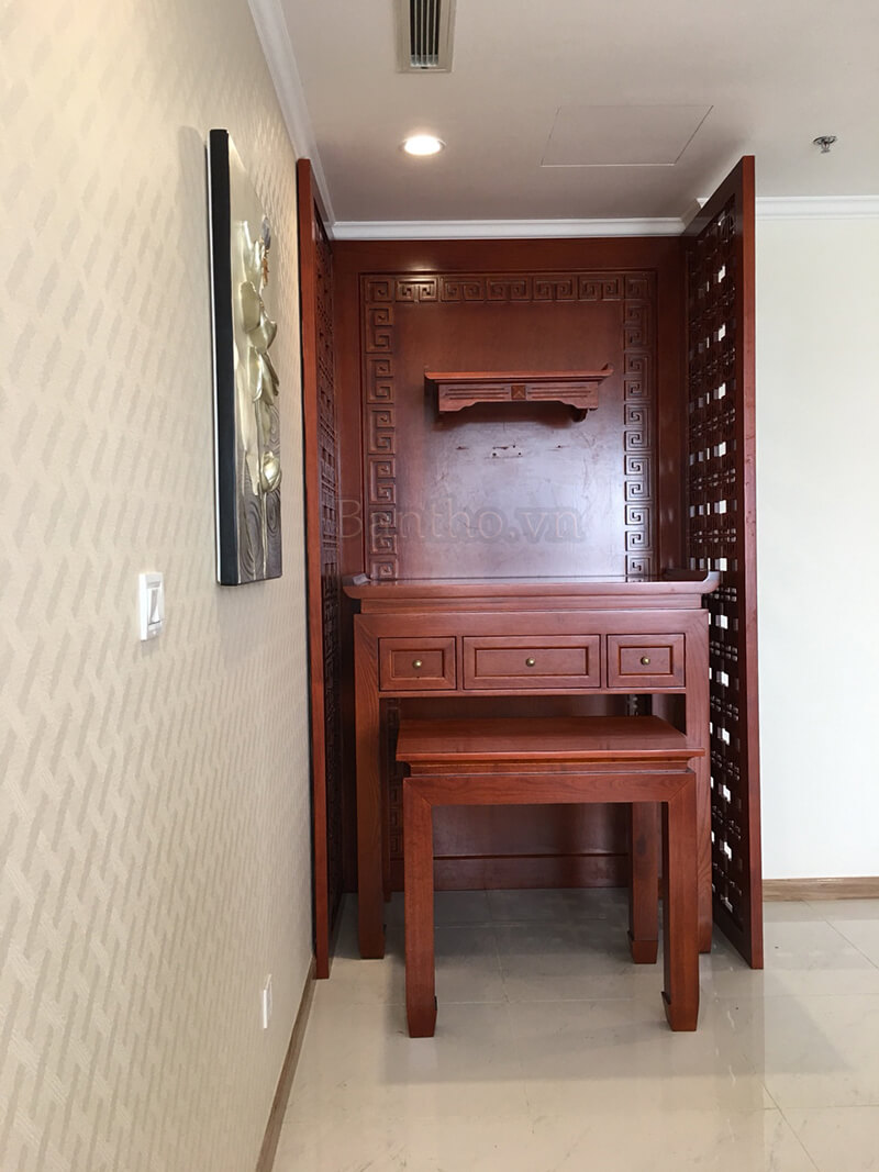 Mẫu bàn thờ hiện đại cho nhà chung cư thêm phần sang trọng và giúp tiết kiệm diện tích không gian căn phòng. Bàn thờ chung cư