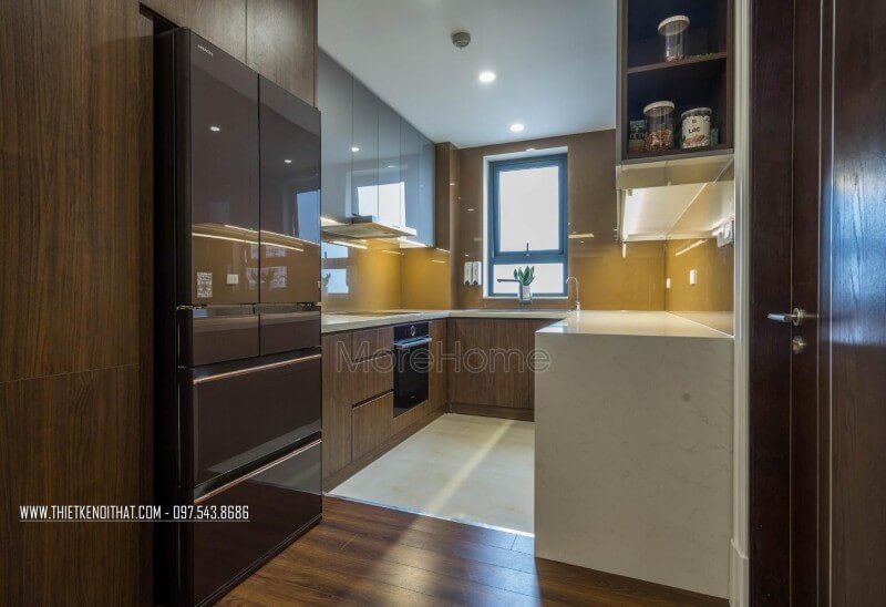 Khu bếp được thiết kế hình chữ U nhằm tận dụng hết không gian của căn hộ, hệ thống bếp được chia làm 2 vế, một bên là nấu nướng, 1 bên là chế biến, rửa bát đũa